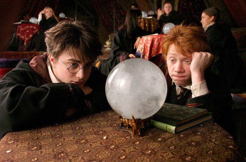 harry-daniel-radcliffe-e-ron-rupert-grint-fissano-la-sfera-di-cristallo-a-divinazione-nel-film-harry-potter-e-il-prigioniero-di-azkaban-141303